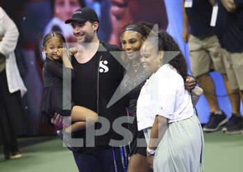 2022-08-30 - Serena Williams of USA with her husband Alexis Ohanian, their daughter Olympia Ohanian, her sister Isha Price during a ceremony celebrating her carreer following her first round victory during day 1 of the US Open 2022, 4th Grand Slam tennis tournament of the season on August 29, 2022 at USTA National Tennis Center in New York, United States - TENNIS - US OPEN 2022 - WEEK 1 - INTERNATIONALS - TENNIS