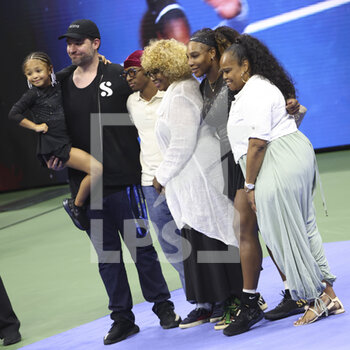 2022-08-30 - Serena Williams of USA with her husband Alexis Ohanian, their daughter Olympia Ohanian, her mother Oracene Price, her sister Isha Price during a ceremony celebrating her carreer following her first round victory during day 1 of the US Open 2022, 4th Grand Slam tennis tournament of the season on August 29, 2022 at USTA National Tennis Center in New York, United States - TENNIS - US OPEN 2022 - WEEK 1 - INTERNATIONALS - TENNIS