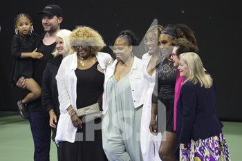 2022-08-30 - Serena Williams of USA with her husband Alexis Ohanian, their daughter Olympia Ohanian, her mother Oracene Price, her sister Isha Price, Gayle King, Billie Jean King during a ceremony celebrating her carreer following her first round victory during day 1 of the US Open 2022, 4th Grand Slam tennis tournament of the season on August 29, 2022 at USTA National Tennis Center in New York, United States - TENNIS - US OPEN 2022 - WEEK 1 - INTERNATIONALS - TENNIS