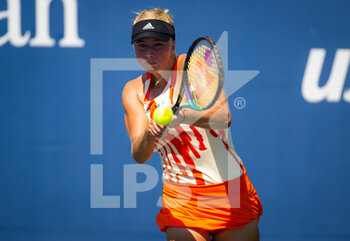 2022-08-30 - Clara Tauson of Denmark in action against Garbine Muguruza of Spain during the first round of the US Open 2022, Grand Slam tennis tournament on August 30, 2022 at USTA National Tennis Center in New York, United States - TENNIS - US OPEN 2022 - WEEK 1 - INTERNATIONALS - TENNIS