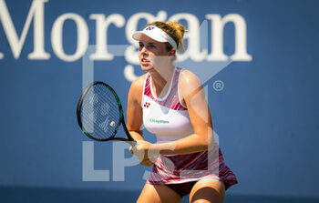 2022-08-30 - Linda Noskova of the Czech Republic in action against Marie Bouzkova of the Czech Republic during the first round of the US Open 2022, Grand Slam tennis tournament on August 30, 2022 at USTA National Tennis Center in New York, United States - TENNIS - US OPEN 2022 - WEEK 1 - INTERNATIONALS - TENNIS