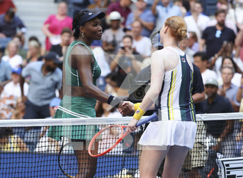 2022-08-30 - Winner Alison Van Uytvanck of Belgium shakes hands with Venus Williams of USA after her victory during day 2 of the US Open 2022, 4th Grand Slam tennis tournament of the season on August 30, 2022 at USTA National Tennis Center in New York, United States - TENNIS - US OPEN 2022 - WEEK 1 - INTERNATIONALS - TENNIS