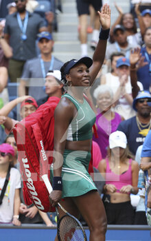2022-08-30 - Venus Williams of USA salutes the fans while leaving the court following her defeat in the first round during day 2 of the US Open 2022, 4th Grand Slam tennis tournament of the season on August 30, 2022 at USTA National Tennis Center in New York, United States - TENNIS - US OPEN 2022 - WEEK 1 - INTERNATIONALS - TENNIS