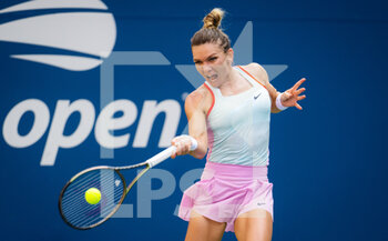 2022-08-29 - Simona Halep of Romania in action against Daria Snigur of Ukraine during the first round of the US Open 2022, Grand Slam tennis tournament on August 29, 2022 at USTA National Tennis Center in New York, United States - TENNIS - US OPEN 2022 - WEEK 1 - INTERNATIONALS - TENNIS