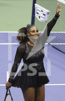 2022-09-01 - Serena Williams of USA salutes the fans after her defeat during day 5 of the US Open 2022, 4th Grand Slam tennis tournament of the season on September 2, 2022 at USTA National Tennis Center in New York, United States - TENNIS - US OPEN 2022 - WEEK 1 - INTERNATIONALS - TENNIS