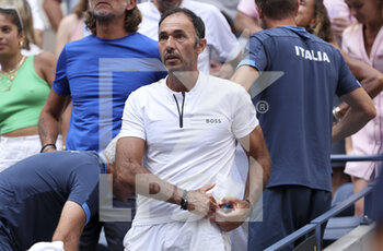 2022-09-02 - Vincenzo Santopadre, coach of Matteo Berretini of Italy celebrates his victory during day 5 of the US Open 2022, 4th Grand Slam tennis tournament of the season on September 2, 2022 at USTA National Tennis Center in New York, United States - TENNIS - US OPEN 2022 - WEEK 1 - INTERNATIONALS - TENNIS