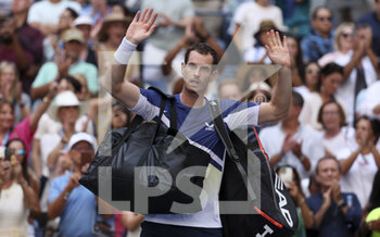 2022-09-02 - Andy Murray of Great Britain salutes the fans during day 5 of the US Open 2022, 4th Grand Slam tennis tournament of the season on September 2, 2022 at USTA National Tennis Center in New York, United States - TENNIS - US OPEN 2022 - WEEK 1 - INTERNATIONALS - TENNIS