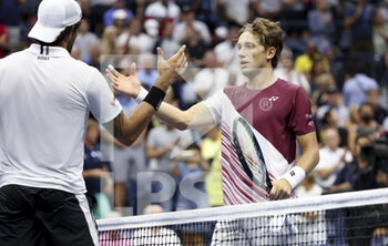 05/09/2022 - Casper Ruud of Norway salutes Matteo Berrettini of Italy (left) after his victory during day 9 of the US Open 2022, 4th Grand Slam tennis tournament of the season on September 6, 2022 at USTA National Tennis Center in New York, United States - TENNIS - US OPEN 2022 - WEEK 2 - INTERNAZIONALI - TENNIS