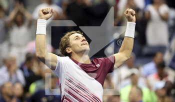 05/09/2022 - Casper Ruud of Norway celebrates his victory during day 9 of the US Open 2022, 4th Grand Slam tennis tournament of the season on September 6, 2022 at USTA National Tennis Center in New York, United States - TENNIS - US OPEN 2022 - WEEK 2 - INTERNAZIONALI - TENNIS
