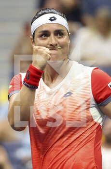 05/09/2022 - Ons Jabeur of Tunisia celebrates her victory against Ajla Tomljanovic of Australia during day 9 of the US Open 2022, 4th Grand Slam tennis tournament of the season on September 6, 2022 at USTA National Tennis Center in New York, United States - TENNIS - US OPEN 2022 - WEEK 2 - INTERNAZIONALI - TENNIS