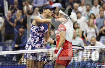 05/09/2022 - Ons Jabeur of Tunisia hugs Ajla Tomljanovic of Australia (left) after her victory during day 9 of the US Open 2022, 4th Grand Slam tennis tournament of the season on September 6, 2022 at USTA National Tennis Center in New York, United States - TENNIS - US OPEN 2022 - WEEK 2 - INTERNAZIONALI - TENNIS