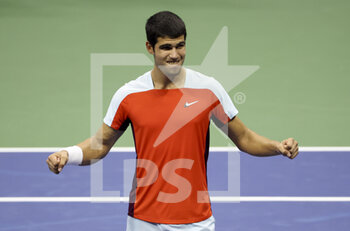 09/09/2022 - Carlos Alcaraz of Spain celebrates his semifinal victory against Frances Tiafoe of USA during day 12 of the US Open 2022, 4th Grand Slam tennis tournament of the season on September 9, 2022 at USTA National Tennis Center in New York, United States - TENNIS - US OPEN 2022 - WEEK 2 - INTERNAZIONALI - TENNIS