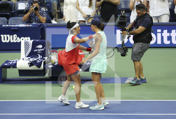10/09/2022 - Iga Swiatek of Poland hugs Ons Jabeur of Tunisia (left) after winning the US Open final during day 13 of the US Open 2022, 4th Grand Slam tennis tournament of the season on September 10, 2022 at USTA National Tennis Center in New York, United States - TENNIS - US OPEN 2022 - WEEK 2 - INTERNAZIONALI - TENNIS