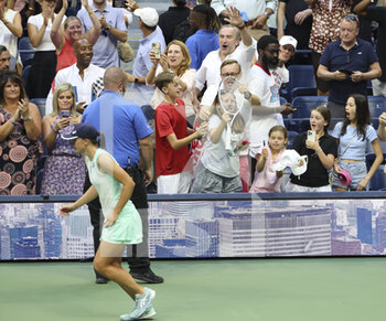 10/09/2022 - Iga Swiatek of Poland gives away her racket to fans after winning the US Open final during day 13 of the US Open 2022, 4th Grand Slam tennis tournament of the season on September 10, 2022 at USTA National Tennis Center in New York, United States - TENNIS - US OPEN 2022 - WEEK 2 - INTERNAZIONALI - TENNIS