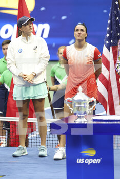 10/09/2022 - Winner Iga Swiatek of Poland, finalist Ons Jabeur of Tunisia during the trophy ceremony following the women's final on day 13 of the US Open 2022, 4th Grand Slam tennis tournament of the season on September 10, 2022 at USTA National Tennis Center in New York, United States - TENNIS - US OPEN 2022 - WEEK 2 - INTERNAZIONALI - TENNIS