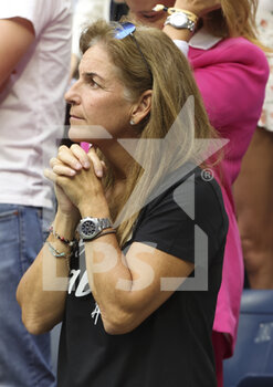 10/09/2022 - Arantxa Sanchez Vicario, adviser to finalist Ons Jabeur of Tunisia during the trophy ceremony following the women's final on day 13 of the US Open 2022, 4th Grand Slam tennis tournament of the season on September 10, 2022 at USTA National Tennis Center in New York, United States - TENNIS - US OPEN 2022 - WEEK 2 - INTERNAZIONALI - TENNIS