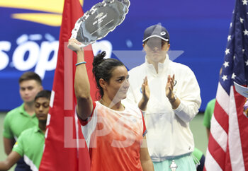 10/09/2022 - Finalist Ons Jabeur of Tunisia, winner Iga Swiatek of Poland during the trophy ceremony following the women's final on day 13 of the US Open 2022, 4th Grand Slam tennis tournament of the season on September 10, 2022 at USTA National Tennis Center in New York, United States - TENNIS - US OPEN 2022 - WEEK 2 - INTERNAZIONALI - TENNIS