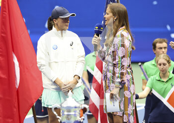 10/09/2022 - Winner Iga Swiatek of Poland, presenter Mary Joe Fernandez during the women final trophy ceremony on day 13 of the US Open 2022, 4th Grand Slam tennis tournament of the season on September 10, 2022 at USTA National Tennis Center in New York, United States - TENNIS - US OPEN 2022 - WEEK 2 - INTERNAZIONALI - TENNIS