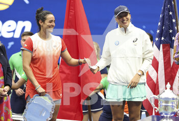 10/09/2022 - Finalist Ons Jabeur of Tunisia, winner Iga Swiatek of Poland during the trophy ceremony following the women's final on day 13 of the US Open 2022, 4th Grand Slam tennis tournament of the season on September 10, 2022 at USTA National Tennis Center in New York, United States - TENNIS - US OPEN 2022 - WEEK 2 - INTERNAZIONALI - TENNIS