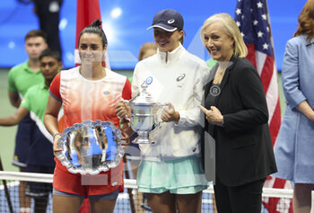 10/09/2022 - Finalist Ons Jabeur of Tunisia, winner Iga Swiatek of Poland, presenter Martina Navratilova during the trophy ceremony following the women's final on day 13 of the US Open 2022, 4th Grand Slam tennis tournament of the season on September 10, 2022 at USTA National Tennis Center in New York, United States - TENNIS - US OPEN 2022 - WEEK 2 - INTERNAZIONALI - TENNIS
