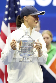 10/09/2022 - Iga Swiatek of Poland celebrates winning the US Open final during the trophy ceremony on day 13 of the US Open 2022, 4th Grand Slam tennis tournament of the season on September 10, 2022 at USTA National Tennis Center in New York, United States - TENNIS - US OPEN 2022 - WEEK 2 - INTERNAZIONALI - TENNIS
