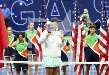 10/09/2022 - Iga Swiatek of Poland celebrates winning the US Open final during the trophy ceremony on day 13 of the US Open 2022, 4th Grand Slam tennis tournament of the season on September 10, 2022 at USTA National Tennis Center in New York, United States - TENNIS - US OPEN 2022 - WEEK 2 - INTERNAZIONALI - TENNIS