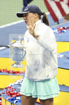 10/09/2022 - Winner Iga Swiatek of Poland celebrates during the women final trophy ceremony on day 13 of the US Open 2022, 4th Grand Slam tennis tournament of the season on September 10, 2022 at USTA National Tennis Center in New York, United States - TENNIS - US OPEN 2022 - WEEK 2 - INTERNAZIONALI - TENNIS