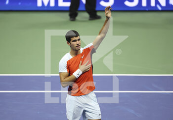 11/09/2022 - Carlos Alcaraz of Spain celebrates winning the men's final during day 14 of the US Open 2022, 4th Grand Slam tennis tournament of the season on September 11, 2022 at USTA National Tennis Center in New York, United States - TENNIS - US OPEN 2022 - WEEK 2 - INTERNAZIONALI - TENNIS