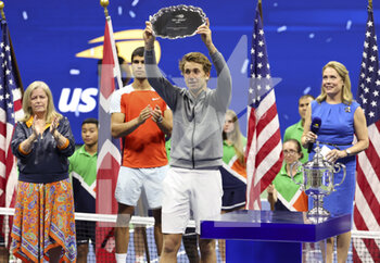 11/09/2022 - Finalist Casper Ruud of Norway, winner Carlos Alcaraz of Spain during the men's final trophy ceremony on day 14 of the US Open 2022, 4th Grand Slam tennis tournament of the season on September 11, 2022 at USTA National Tennis Center in New York, United States - TENNIS - US OPEN 2022 - WEEK 2 - INTERNAZIONALI - TENNIS