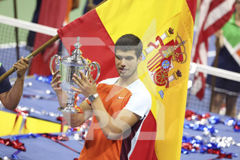 11/09/2022 - Winner Carlos Alcaraz of Spain celebrates during the men's final trophy ceremony on day 14 of the US Open 2022, 4th Grand Slam tennis tournament of the season on September 11, 2022 at USTA National Tennis Center in New York, United States - TENNIS - US OPEN 2022 - WEEK 2 - INTERNAZIONALI - TENNIS