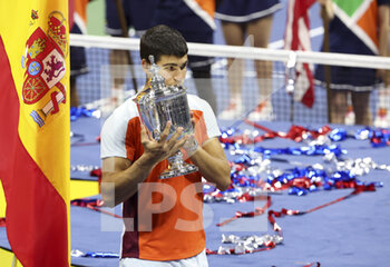 11/09/2022 - Winner Carlos Alcaraz of Spain celebrates during the men's final trophy ceremony on day 14 of the US Open 2022, 4th Grand Slam tennis tournament of the season on September 11, 2022 at USTA National Tennis Center in New York, United States - TENNIS - US OPEN 2022 - WEEK 2 - INTERNAZIONALI - TENNIS