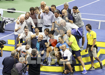 11/09/2022 - Winner Carlos Alcaraz of Spain with coach Juan Carlos Ferrero, staff and friends celebrate winning the men's final on day 14 of the US Open 2022, 4th Grand Slam tennis tournament of the season on September 11, 2022 at USTA National Tennis Center in New York, United States - TENNIS - US OPEN 2022 - WEEK 2 - INTERNAZIONALI - TENNIS