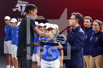 2022-10-16 - Dario Nardella (mayor of Florence) gives the trophey to Felix Auger-Aliassime of Canada - UNICREDIT FIRENZE OPEN - SINGLES FINAL - FELIX AUGER-ALIASSIME VS J.J. WOLF - INTERNATIONALS - TENNIS