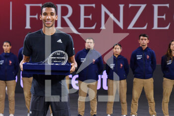 2022-10-16 - Felix Auger-Aliassime of Canada poses with the trophy - UNICREDIT FIRENZE OPEN - SINGLES FINAL - FELIX AUGER-ALIASSIME VS J.J. WOLF - INTERNATIONALS - TENNIS