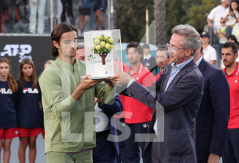 2022-10-23 - Lorenzo Musetti of Italy receive  trophy by Mayor of Naples  Gaetano Manfrediv after wins the final of ATP Naples against Matteo Berrettini of Italy  - ATP 250 NAPLES FINAL - INTERNATIONALS - TENNIS