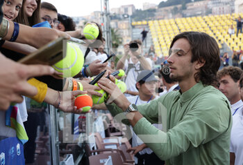 2022-10-23 - Lorenzo Musetti of Italy signs  ball  after win the final of ATP Naples against Matteo Berrettini of Italy  - ATP 250 NAPLES FINAL - INTERNATIONALS - TENNIS