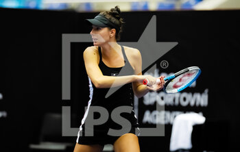 2022-10-01 - Oceane Dodin of France in action Eugenie Bouchard of Canada during the first qualifications round of the 2022 Agel Open WTA 500 tennis tournament on October 1, 2022 in Ostrava, Czech Republic - TENNIS - WTA - AGEL OPEN 2022 - INTERNATIONALS - TENNIS