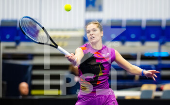 2022-10-03 - Catherine McNally of the United States in action during the first round of the 2022 Agel Open WTA 500 tennis tournament on October 4, 2022 in Ostrava, Czech Republic - TENNIS - WTA - AGEL OPEN 2022 - INTERNATIONALS - TENNIS