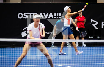 2022-10-03 - Renata Voracova of the Czech Republic & Xinyu Wang of China playing doubles at the 2022 Agel Open WTA 500 tennis tournament on October 4, 2022 in Ostrava, Czech Republic - TENNIS - WTA - AGEL OPEN 2022 - INTERNATIONALS - TENNIS