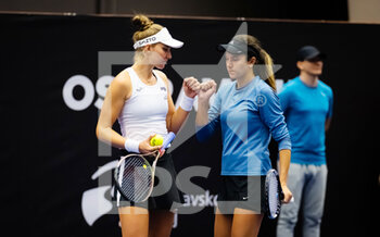 2022-10-03 - Anna Danilina of Kazakhstan & Beatriz Haddad Maia of Brazil playing doubles at the 2022 Agel Open WTA 500 tennis tournament on October 4, 2022 in Ostrava, Czech Republic - TENNIS - WTA - AGEL OPEN 2022 - INTERNATIONALS - TENNIS