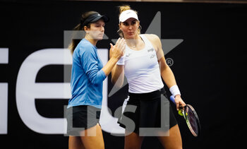 2022-10-03 - Anna Danilina of Kazakhstan & Beatriz Haddad Maia of Brazil playing doubles at the 2022 Agel Open WTA 500 tennis tournament on October 4, 2022 in Ostrava, Czech Republic - TENNIS - WTA - AGEL OPEN 2022 - INTERNATIONALS - TENNIS