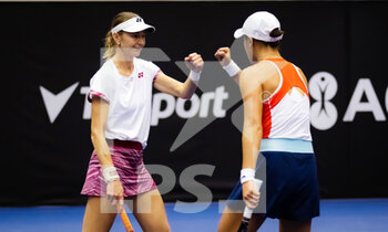 2022-10-03 - Renata Voracova of the Czech Republic & Xinyu Wang of China playing doubles at the 2022 Agel Open WTA 500 tennis tournament on October 4, 2022 in Ostrava, Czech Republic - TENNIS - WTA - AGEL OPEN 2022 - INTERNATIONALS - TENNIS
