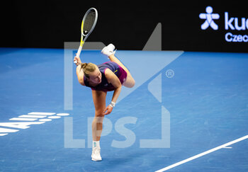 2022-10-05 - Barbora Krejcikova of the Czech Republic in action against Shelby Rogers of the United States during the first round of the 2022 Agel Open WTA 500 tennis tournament on October 5, 2022 in Ostrava, Czech Republic - TENNIS - WTA - AGEL OPEN 2022 - INTERNATIONALS - TENNIS