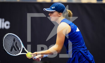 2022-10-05 - Iga Swiatek of Poland in action against Ajla Tomljanovic of Australia during the second round of the 2022 Agel Open WTA 500 tennis tournament on October 5, 2022 in Ostrava, Czech Republic - TENNIS - WTA - AGEL OPEN 2022 - INTERNATIONALS - TENNIS