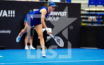 2022-10-05 - Iga Swiatek of Poland in action against Ajla Tomljanovic of Australia during the second round of the 2022 Agel Open WTA 500 tennis tournament on October 5, 2022 in Ostrava, Czech Republic - TENNIS - WTA - AGEL OPEN 2022 - INTERNATIONALS - TENNIS