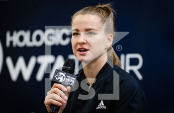 2022-10-05 - Karolina Muchova of the Czech Republic talks to the media after the first round of the 2022 Agel Open WTA 500 tennis tournament on October 5, 2022 in Ostrava, Czech Republic - TENNIS - WTA - AGEL OPEN 2022 - INTERNATIONALS - TENNIS
