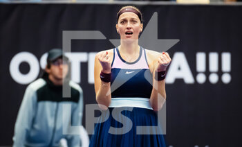 2022-10-05 - Petra Kvitova of the Czech Republic in action against Paula Badosa of Spain during the second round of the 2022 Agel Open WTA 500 tennis tournament on October 5, 2022 in Ostrava, Czech Republic - TENNIS - WTA - AGEL OPEN 2022 - INTERNATIONALS - TENNIS