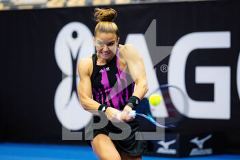 2022-10-06 - Maria Sakkari of Greece in action against Alycia Parks of the United States during the second round of the 2022 Agel Open WTA 500 tennis tournament on October 6, 2022 in Ostrava, Czech Republic - TENNIS - WTA - AGEL OPEN 2022 - INTERNATIONALS - TENNIS