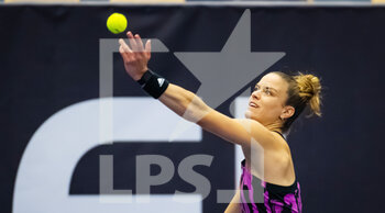 2022-10-06 - Maria Sakkari of Greece in action against Alycia Parks of the United States during the second round of the 2022 Agel Open WTA 500 tennis tournament on October 6, 2022 in Ostrava, Czech Republic - TENNIS - WTA - AGEL OPEN 2022 - INTERNATIONALS - TENNIS
