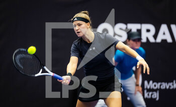 2022-10-06 - Karolina Muchova of the Czech Republic in action against Catherine McNally of the United States during the second round of the 2022 Agel Open WTA 500 tennis tournament on October 6, 2022 in Ostrava, Czech Republic - TENNIS - WTA - AGEL OPEN 2022 - INTERNATIONALS - TENNIS
